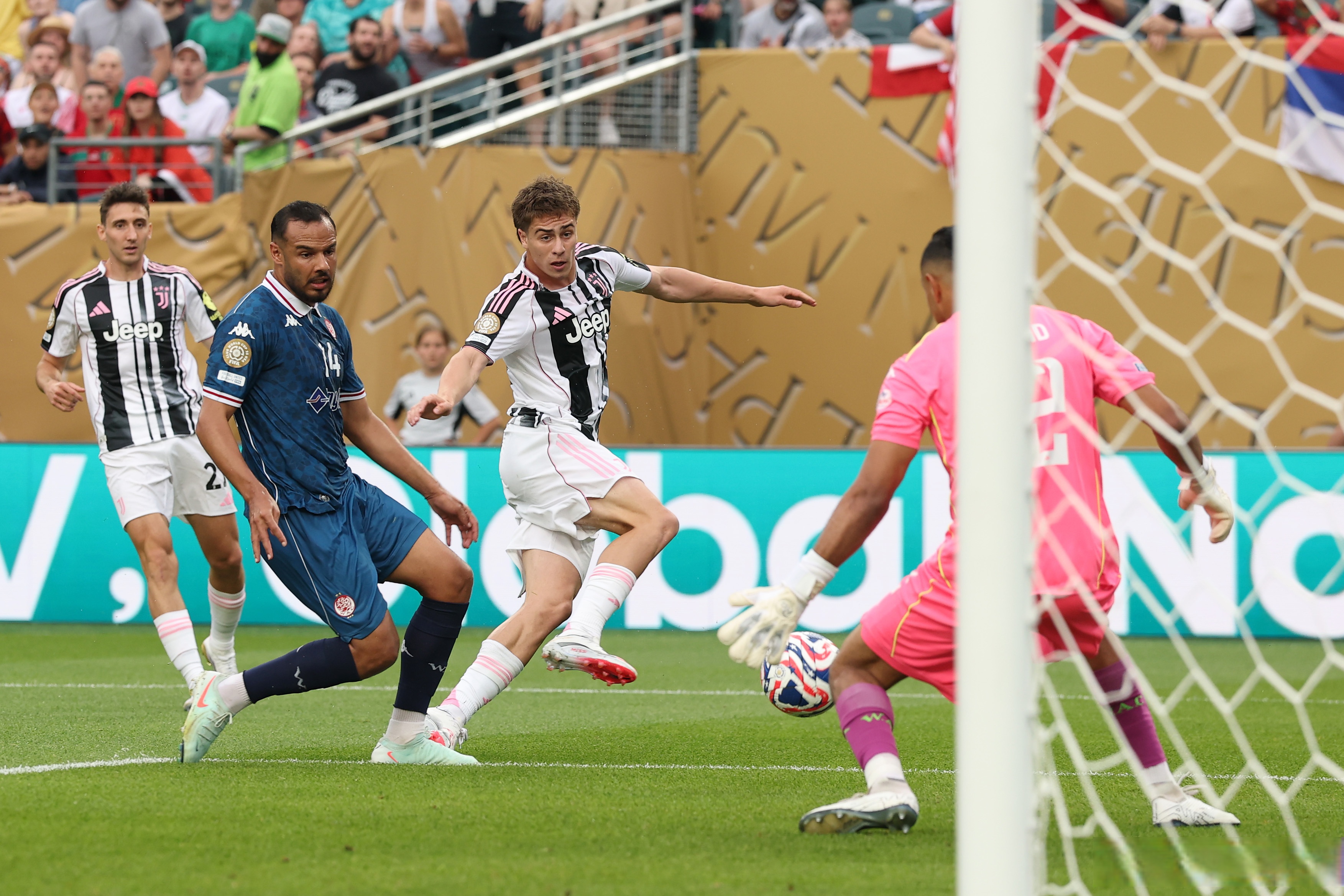 包含尤文图斯主场凯旋，球迷热情鼓舞着球队士气的词条