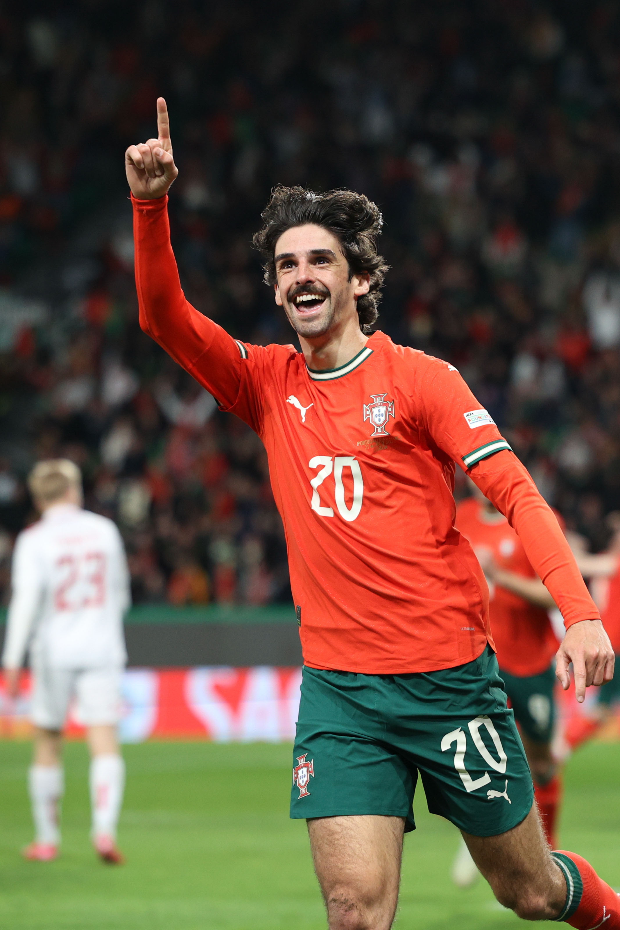 包含葡萄牙大胜卢森堡，稳坐欧国杯小组第二的词条