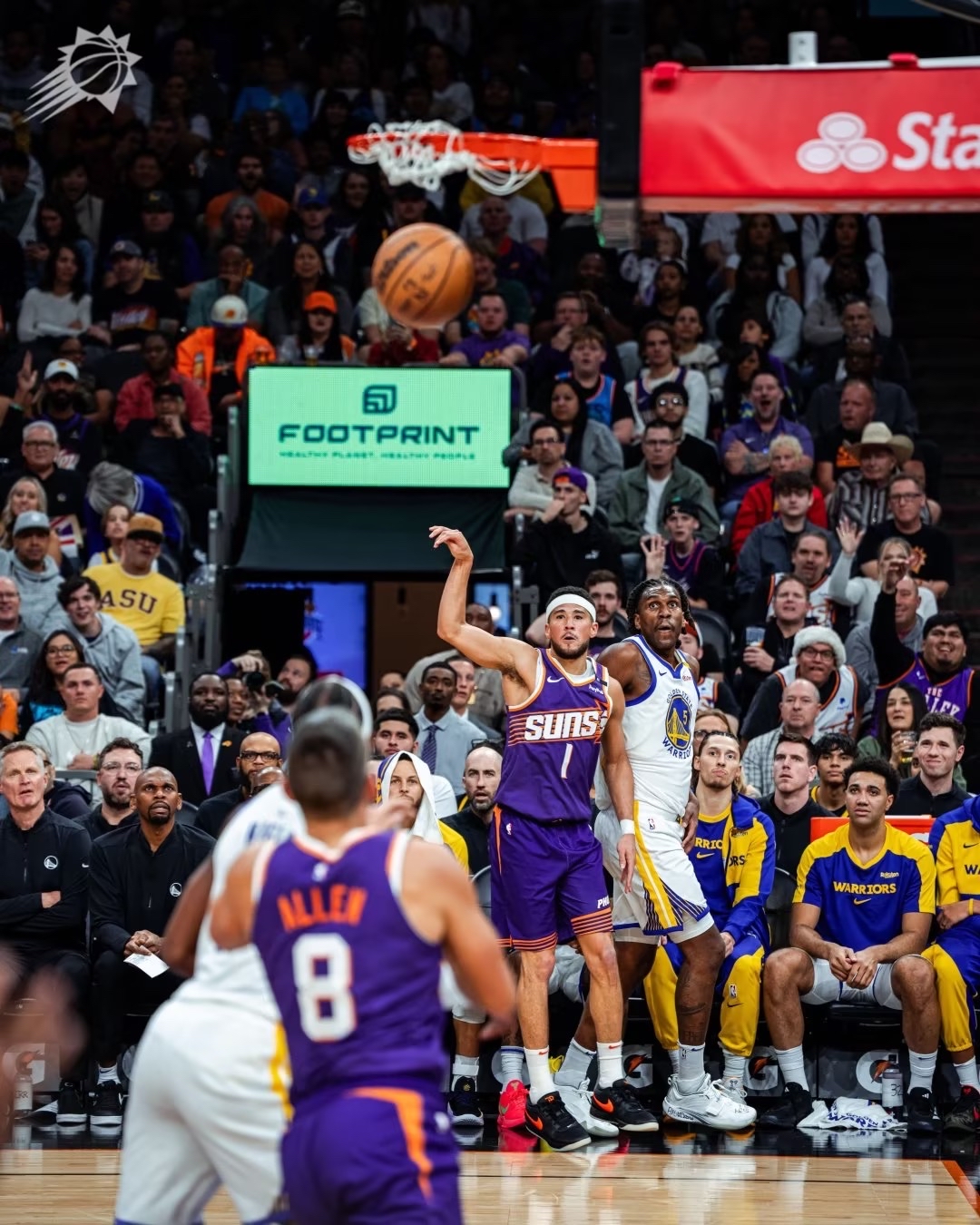 关于公牛鏖战太阳，乔治统治全场的信息